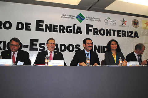 Ponentes del gobierno y empresas en el foro de energia fronteriza