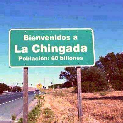 Letrero al lado de la carretera que dice  Bienvenidos a La Chingada, poblacion 60 billones.